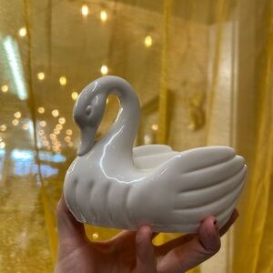 Vintage White Swan decor plastic
